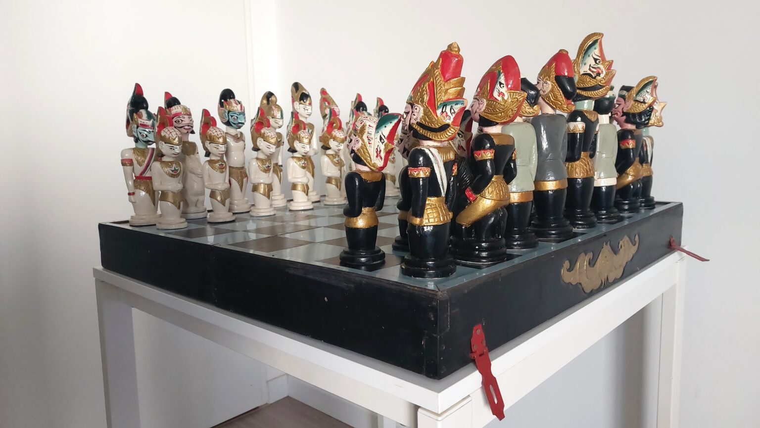Giant-indonesian-chess-set-painted (1)