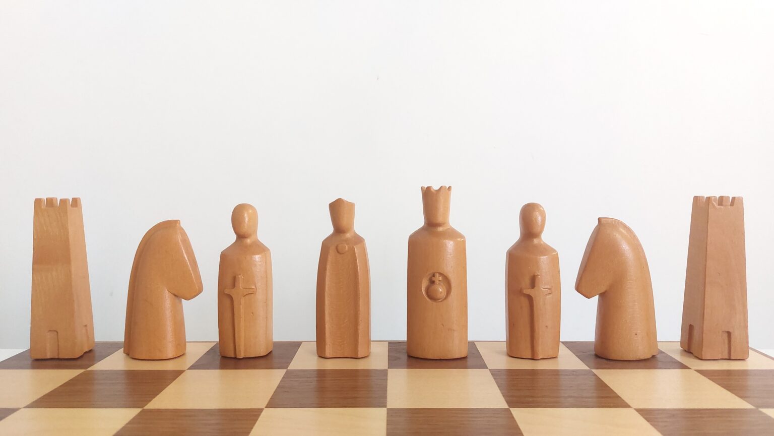 anri-Elsinore-chess-set (1)