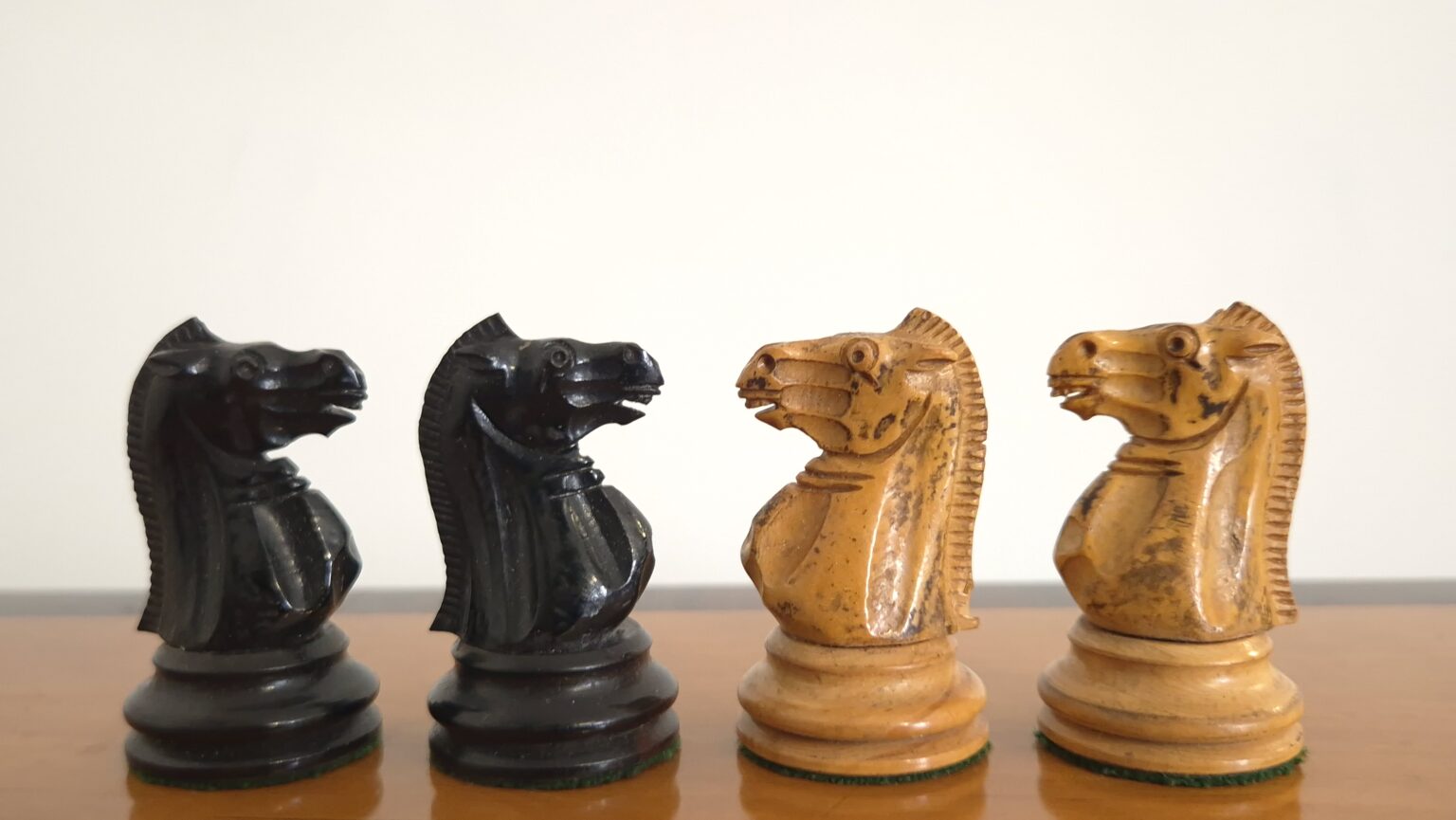 antique-staunton-travel-chess-set (15)