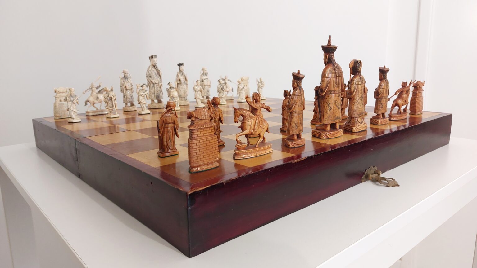 hong-kong-ivory-chess-set (1)