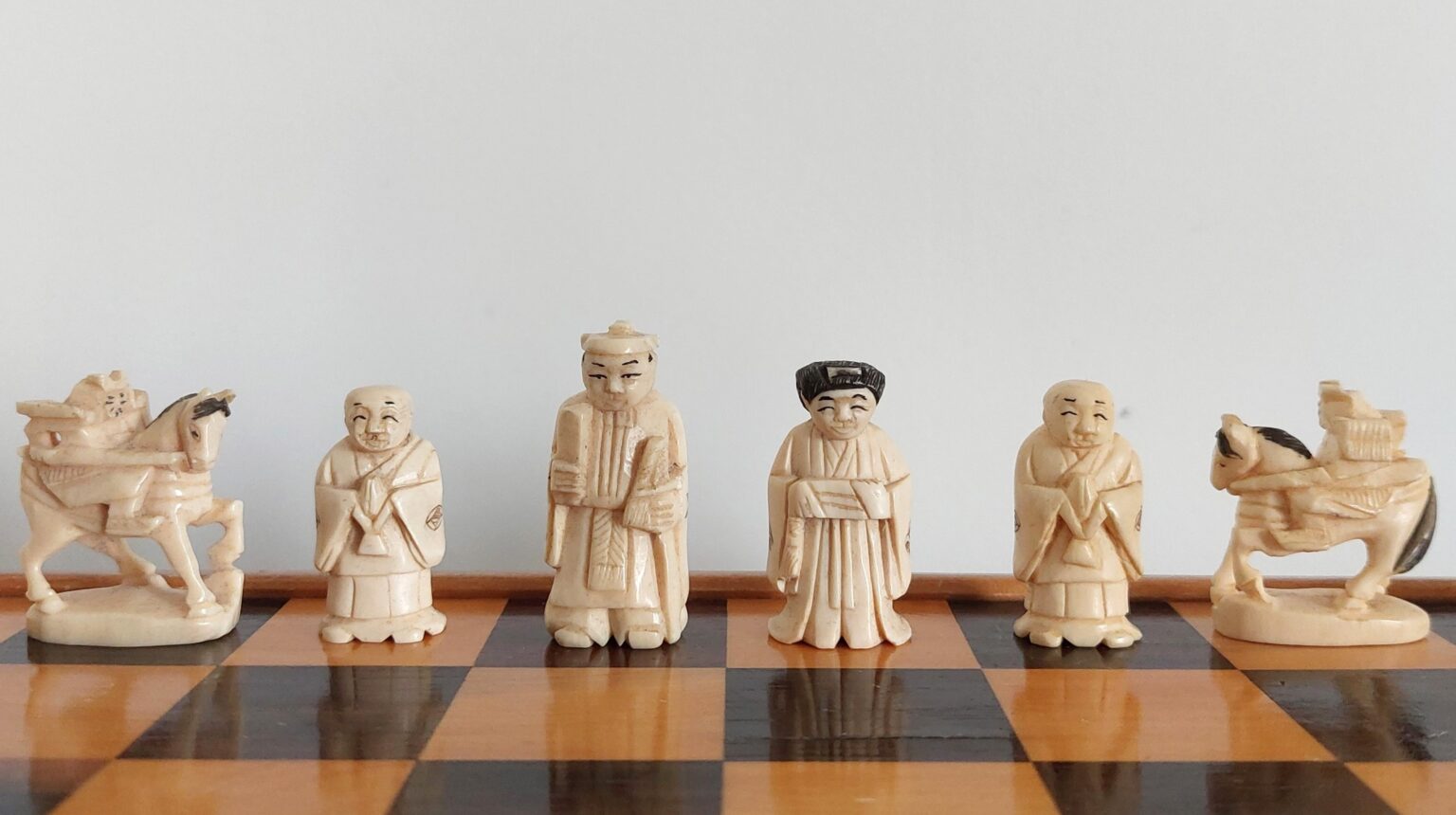 japanese-netsuke-ivory-chess-set (1)