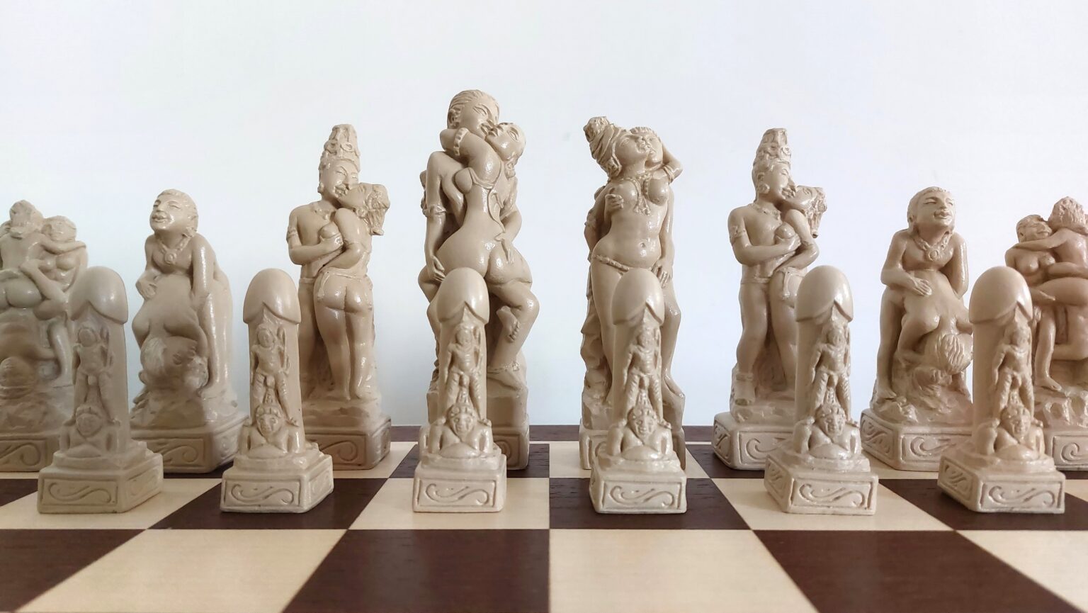 kama-sutra-erotic-chess-set (1)