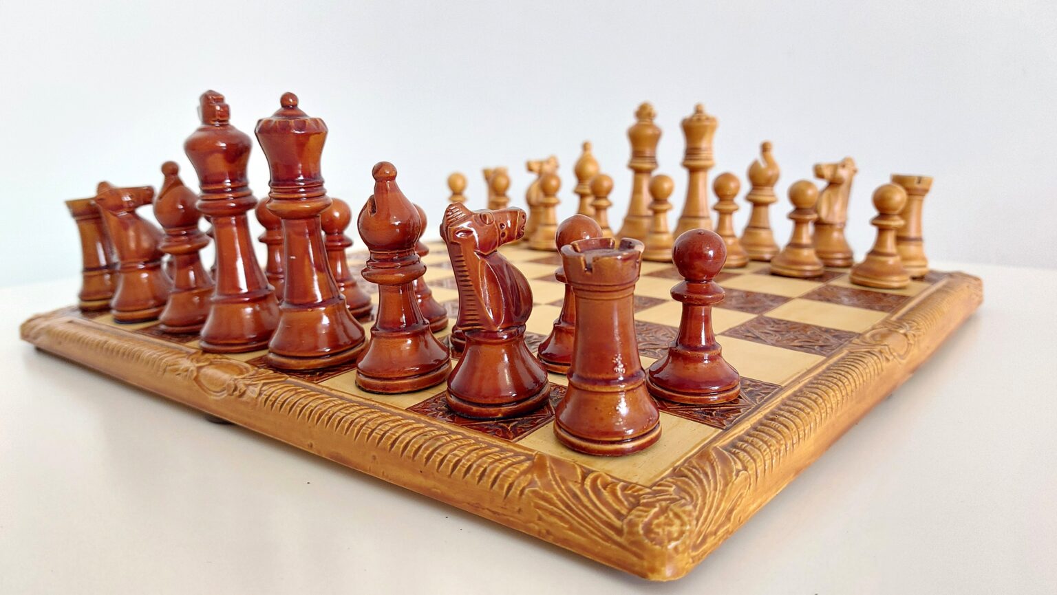 lardy-ceramic-chess-set (1)