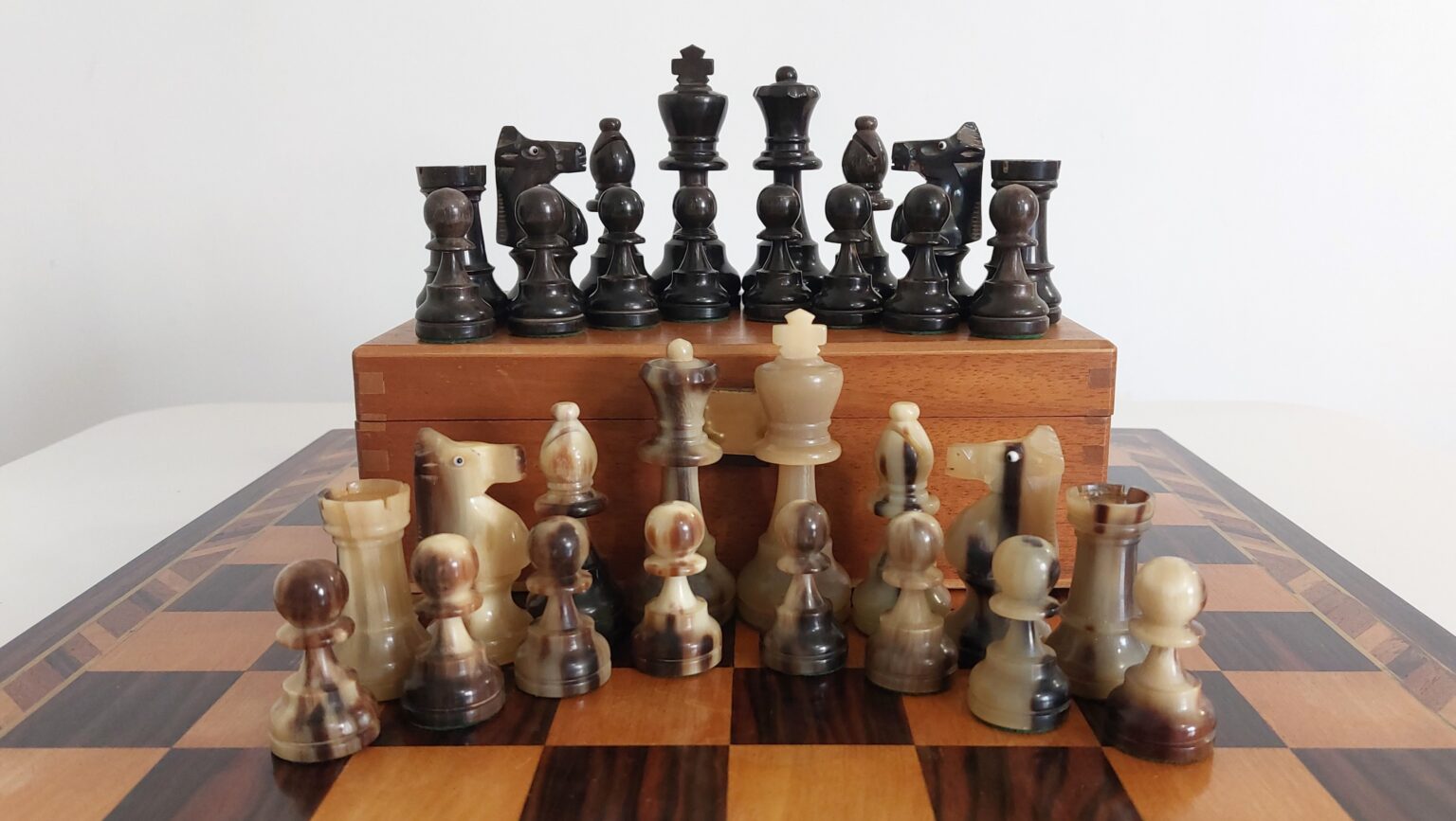 lardy-zebu-buffalo-horn-chess-set (1)