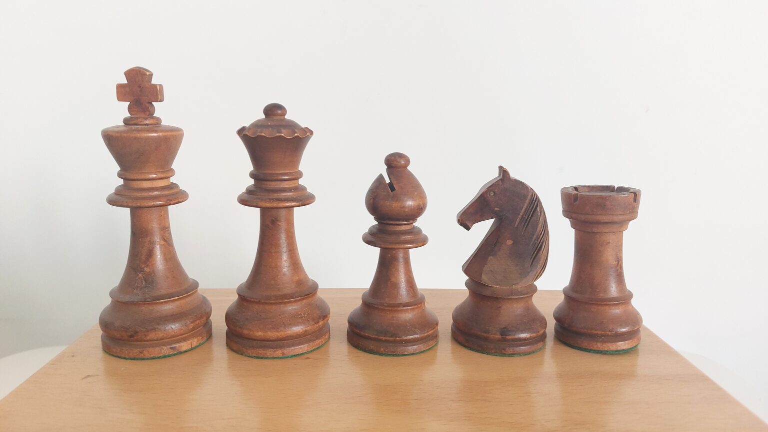 size-10-chavet-chess-set (2)
